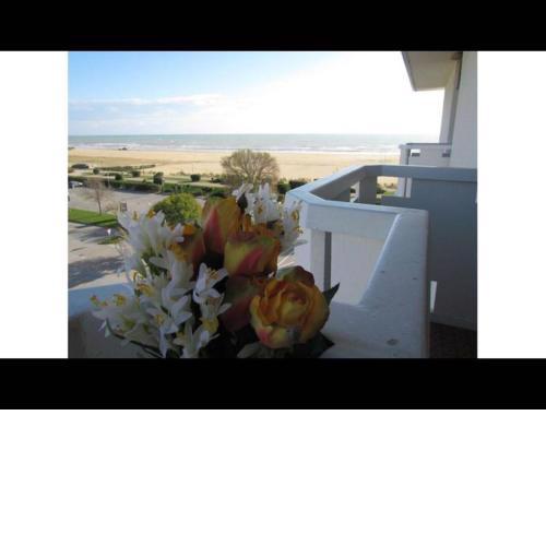 Beachfront Condo Lido dei Pini - Airco - Private Parking - Beach Place