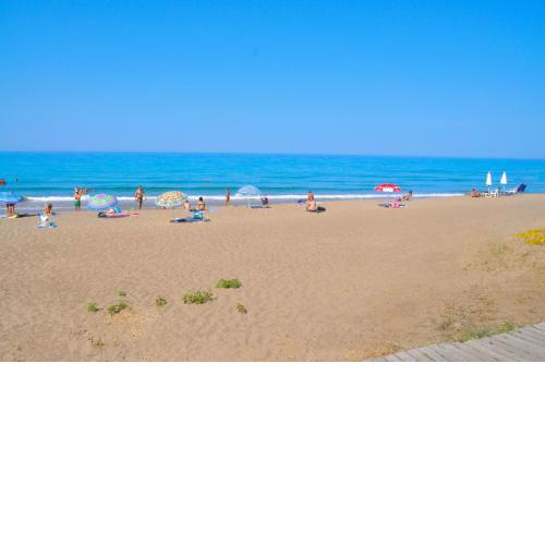 Beachfront holiday Houses Yannis on Agios Gordios beach