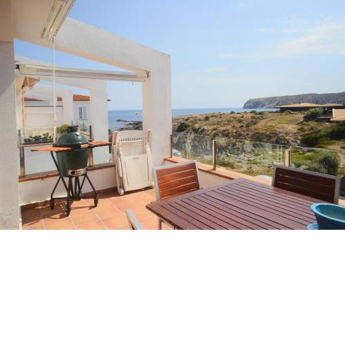 Beachfront House with Terrace and Sea Views -Casa Valentine