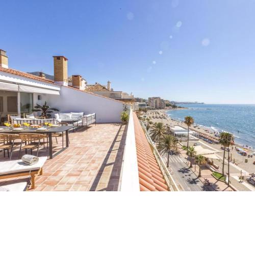 Beachfront penthouse with sea views