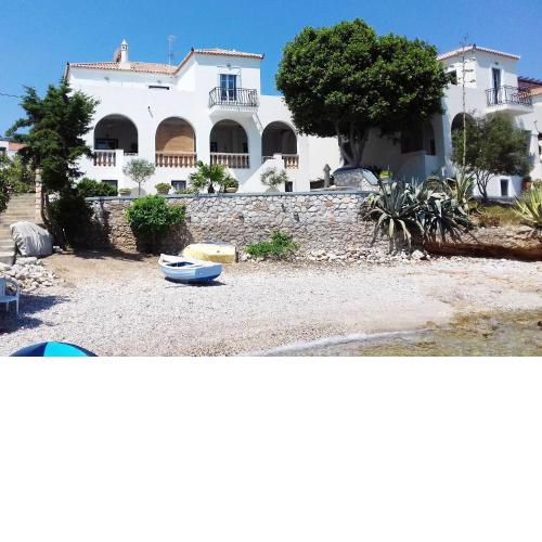 Beachfront Spetses spectacular fully equipped traditional Villa familiesgroups