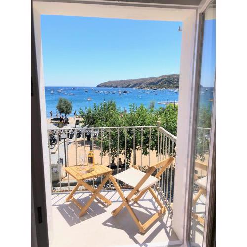 Beachfront SUITE with balcony and Breathtaking Sea Views in CADAQUES center