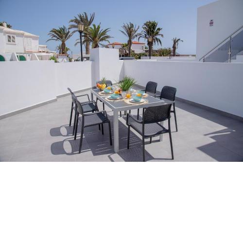 Beachfront Urban Apartment 4 - Sea View by Holidayshome