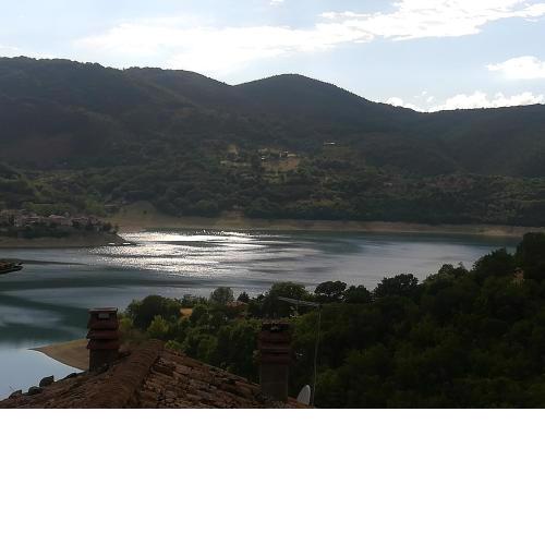 Beautiful 2-Bed Apartment in Turano lake