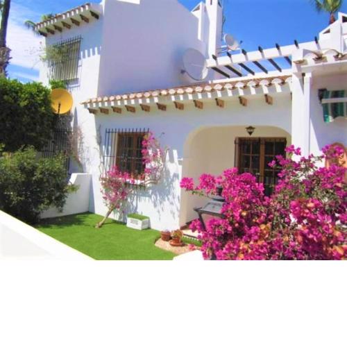 Beautiful 2 Bedroom Bungalow with Communal Pools