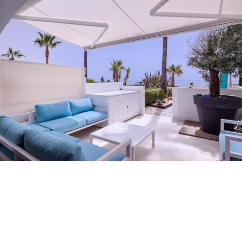 Beautiful 2 bedrooms town house. Frontline beach