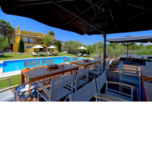 Beautiful 9-Bed Villa in Gouvia with Tennis Court
