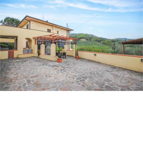 Beautiful apartment in Casalguidi with WiFi and 2 Bedrooms