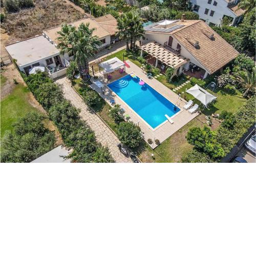 Beautiful apartment in Kaukana with Outdoor swimming pool, WiFi and 2 Bedrooms