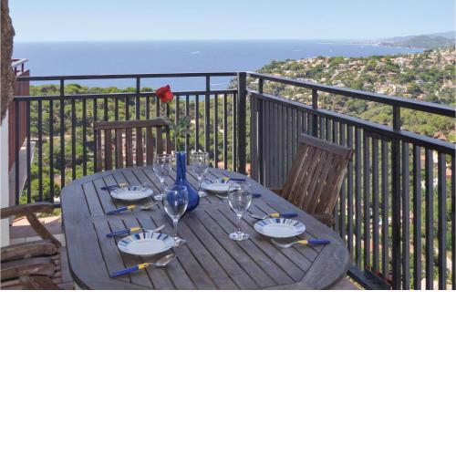 Beautiful apartment in Lloret de Mar with 3 Bedrooms, WiFi and Outdoor swimming pool