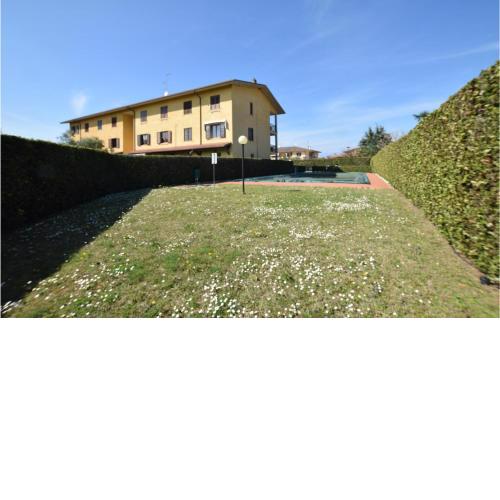 Beautiful apartment in Lugana di sirmione with Outdoor swimming pool and 1 Bedrooms