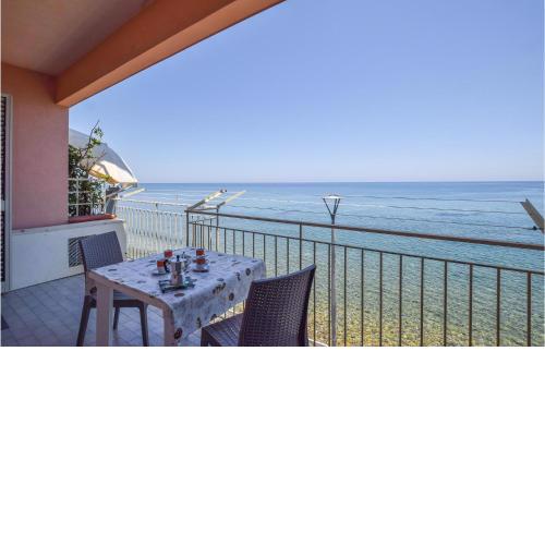 Beautiful apartment in Marina di Caronia with 1 Bedrooms
