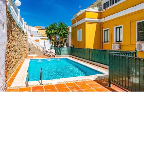 Beautiful Apartment In Montemar La Carihuela With 3 Bedrooms, Wifi And Outdoor Swimming Pool