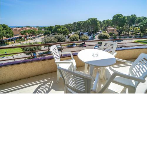 Beautiful apartment in Pals with Outdoor swimming pool, WiFi and 2 Bedrooms