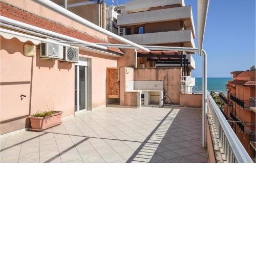 Beautiful apartment in Pozzallo with WiFi and 3 Bedrooms