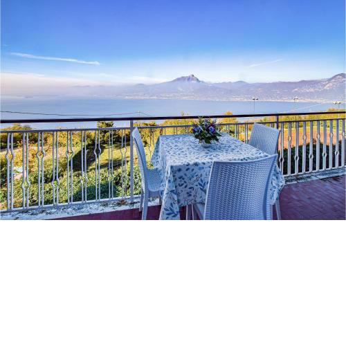 Beautiful apartment in Torri del Benaco with Outdoor swimming pool, 1 Bedrooms and WiFi