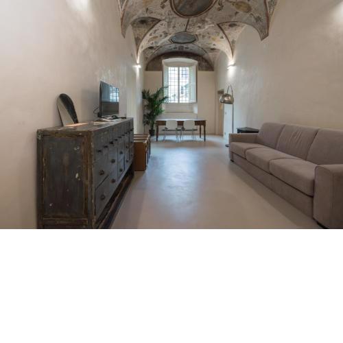 Beautiful Apartment With Frescoes