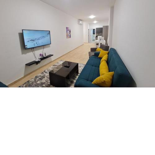 Beautiful apartment with sea and pool view
