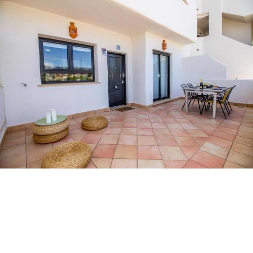 Beautiful apartment with seaview, garden and pool
