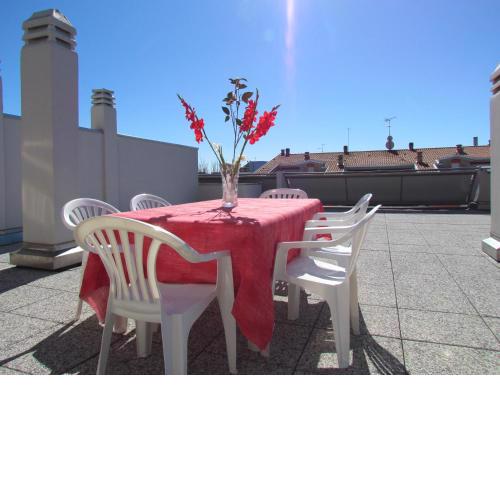 Beautiful Attic with a Large Terrace in a Great Location - Beach Place Included