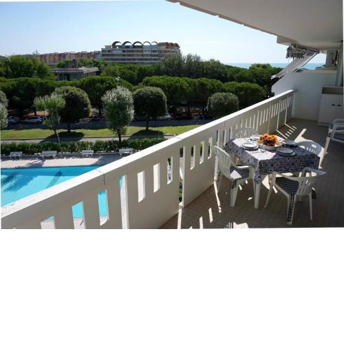 Beautiful Beachfront Apartment-pool-ac by Beahost Rentals