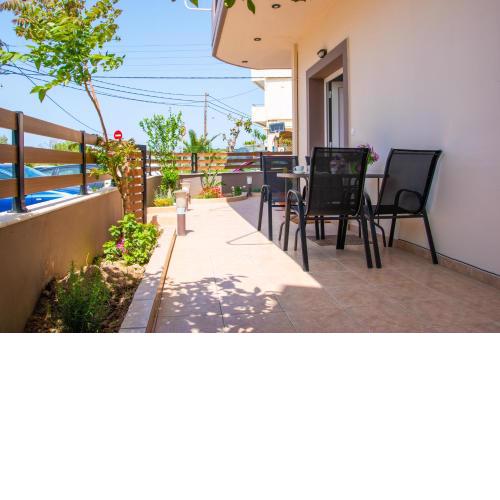 Beautiful, Brand New Apartment with Courtyard.