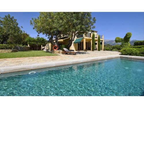 Beautiful country house with pool and views of the Tramuntana for 8 people