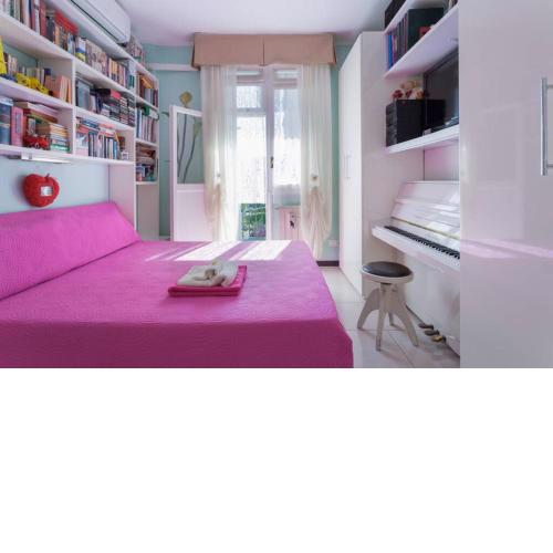 Beautiful & Cozy. With Balcony & Piano