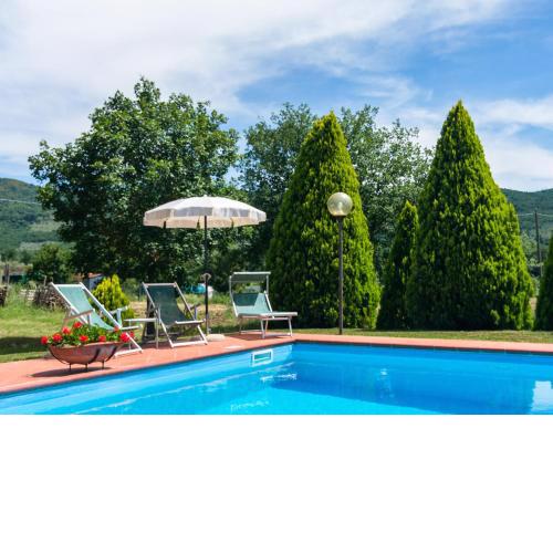 Beautiful Farmhouse with Swimming Pool near Lake in Tuscany