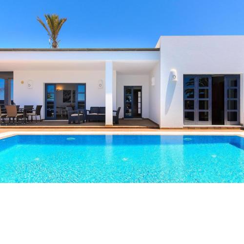 Beautiful holiday home in Playa Blanca with Private Swimming Pool