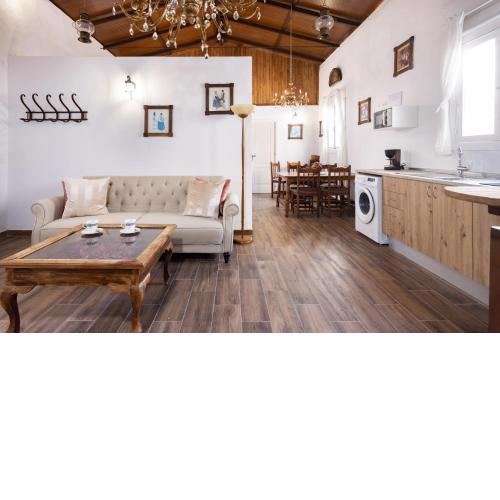 BEAUTIFUL HOME CANARIAN, NEAR BEACH LOS CRISTIANOS