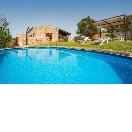 Beautiful home in Art with 4 Bedrooms, WiFi and Outdoor swimming pool