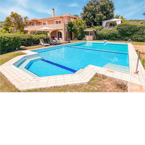 Beautiful home in Atalanti with Outdoor swimming pool, WiFi and 6 Bedrooms