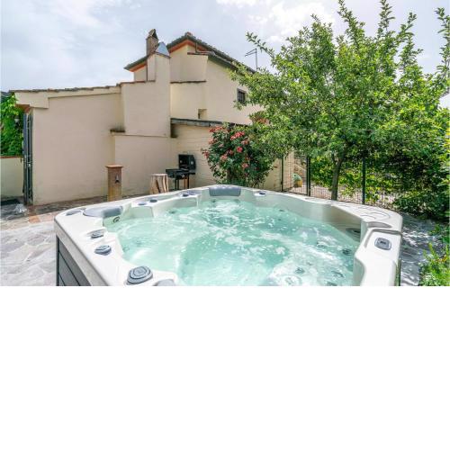 Beautiful home in Barberino del Mugello with Jacuzzi, WiFi and 2 Bedrooms