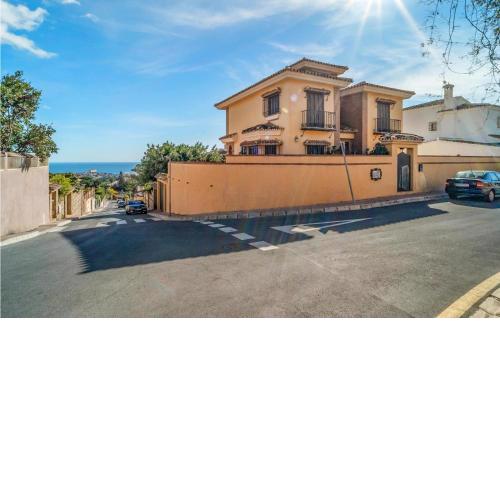 Beautiful home in Benalmadena with 5 Bedrooms, Outdoor swimming pool and Swimming pool