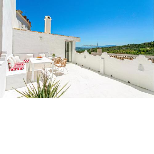 Beautiful home in Casarabonela with Outdoor swimming pool, WiFi and 2 Bedrooms