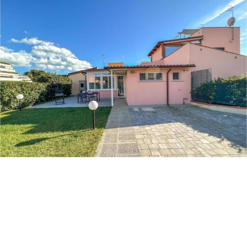 Beautiful home in Castiglione della Pesc with 3 Bedrooms and WiFi
