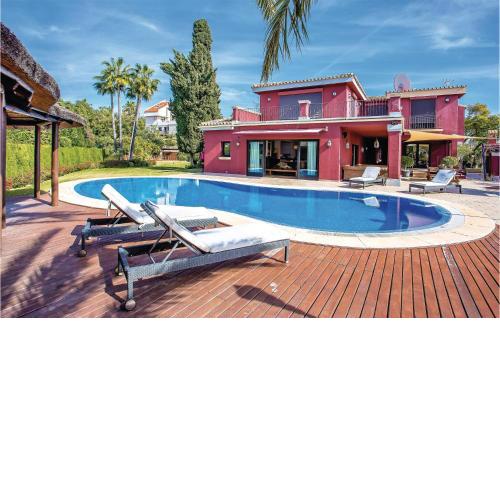 Beautiful Home In Elviria With 6 Bedrooms, Wifi And Swimming Pool