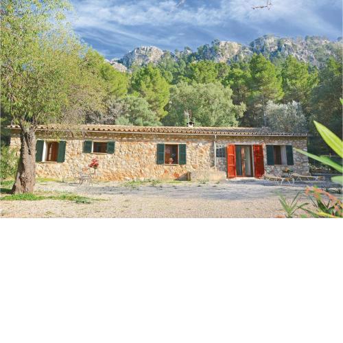 Beautiful home in Estellencs with 3 Bedrooms, Jacuzzi and WiFi