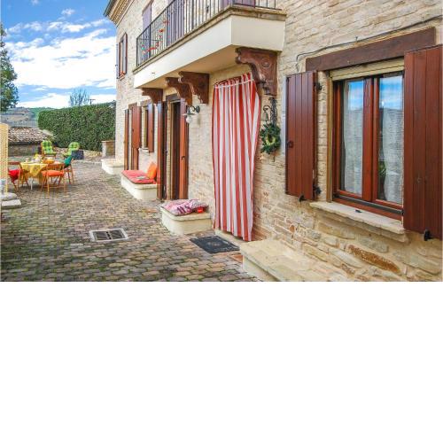 Beautiful home in Falerone with Jacuzzi, 4 Bedrooms and WiFi