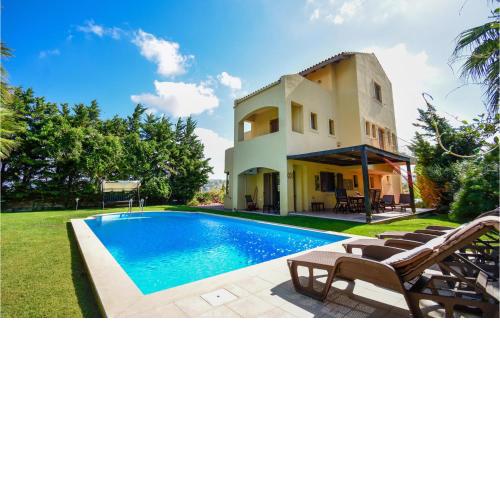 Beautiful home in Finikia with WiFi, Private swimming pool and Outdoor swimming pool