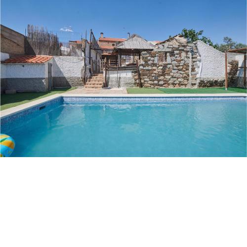 Beautiful home in Fuente La Lancha with Outdoor swimming pool, WiFi and 7 Bedrooms