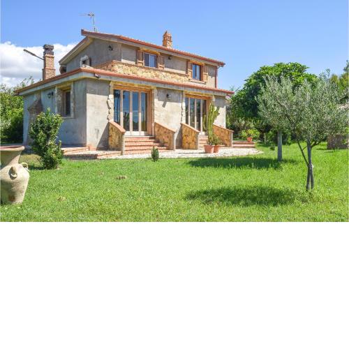 Beautiful home in Isola di Capo Rizzuto with 3 Bedrooms