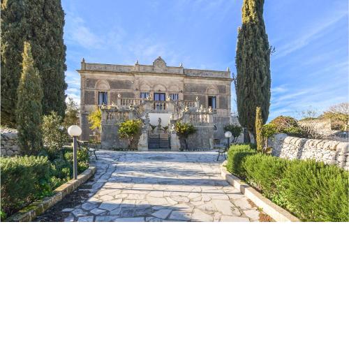 Beautiful home in Modica with WiFi, 6 Bedrooms and Outdoor swimming pool