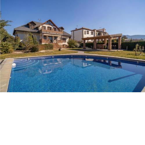 Beautiful home in Otura with Outdoor swimming pool, WiFi and 5 Bedrooms