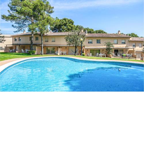 Beautiful home in Pals with Outdoor swimming pool, WiFi and 3 Bedrooms