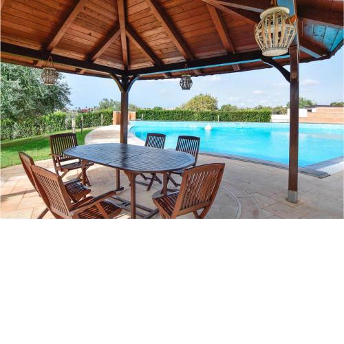 Beautiful home in Pozzallo RG with Outdoor swimming pool and 2 Bedrooms