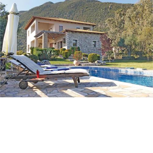 Beautiful home in Skaloma Nafpaktos with 4 Bedrooms, WiFi and Outdoor swimming pool