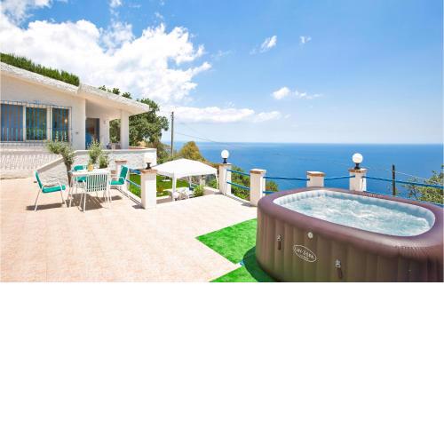 Beautiful home in Staletti with 4 Bedrooms, Jacuzzi and WiFi