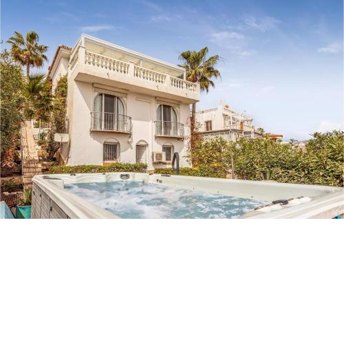 Beautiful Home In Torrox Costa With Jacuzzi, Wifi And 5 Bedrooms